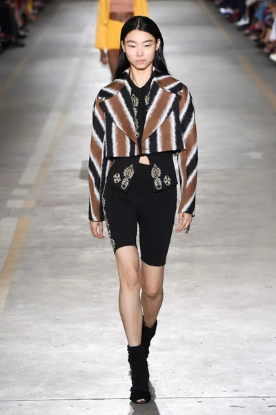 Look 16